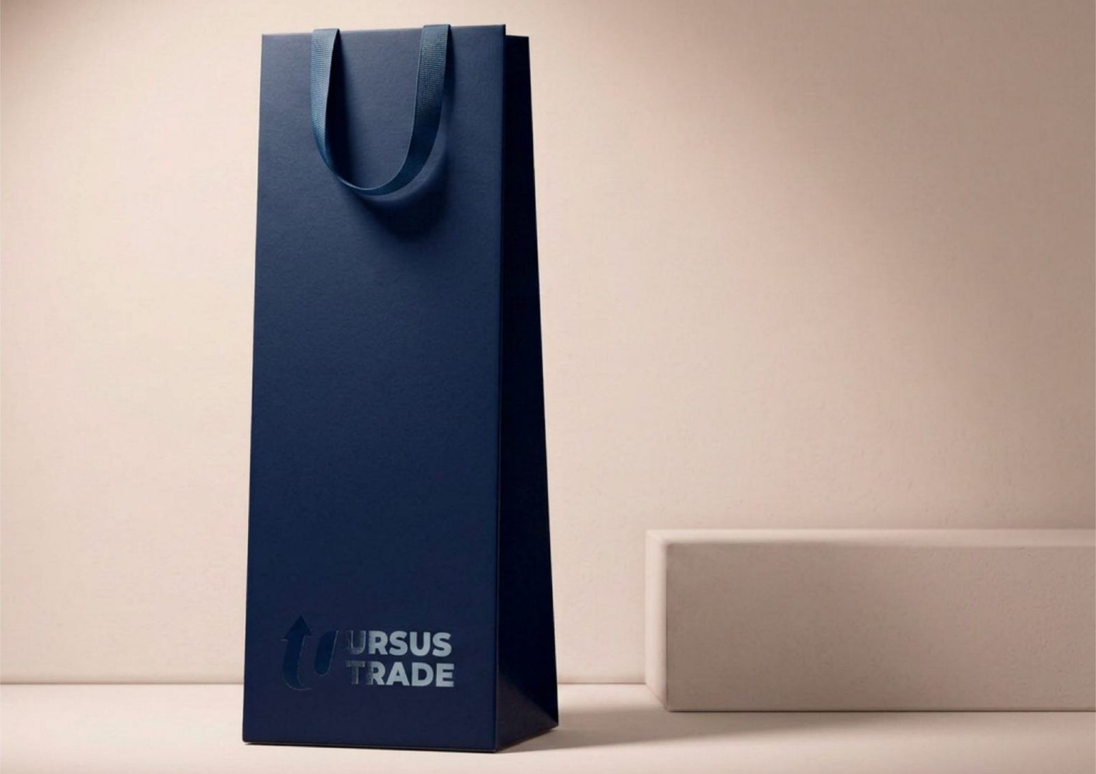 Packet_bottle — varnished logo